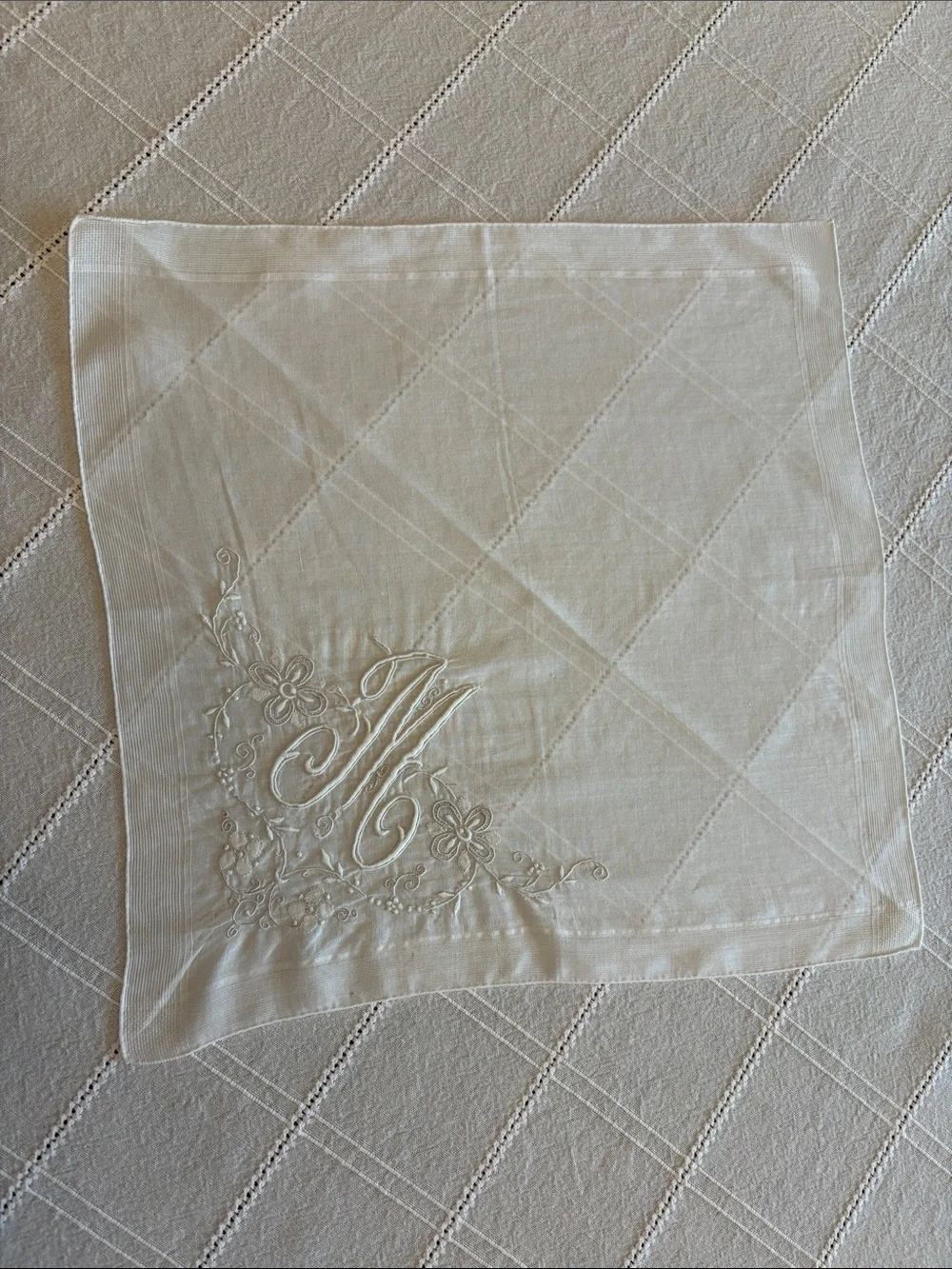Set of 6 Vintage White Linen Embroidered Handkerchiefs New condition 50’s/60’s